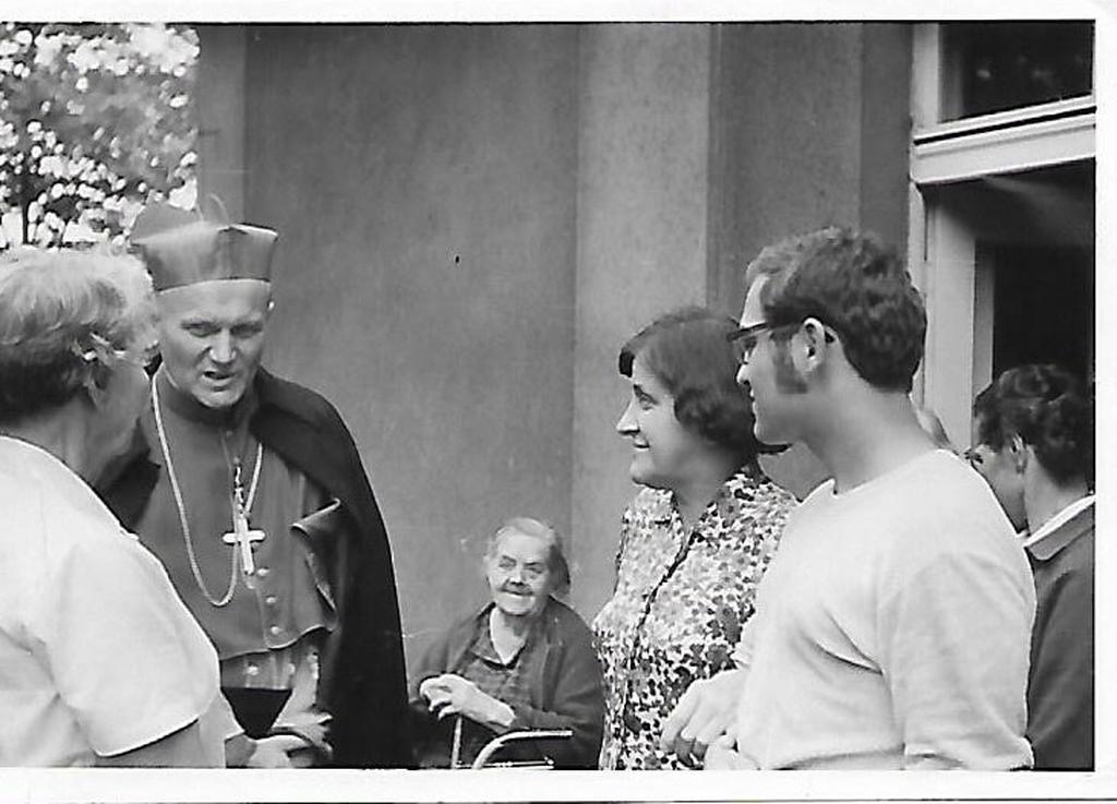 Spotkanie kardynała Karola Wojtyły z Hanną Chrzanowską, uczestniczkami rekolekcji i Janem Wilgatem w Trzebini, około 1970 roku.